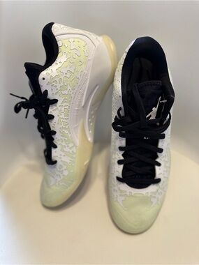 Jordan Men’s Sneakers in Black and Pale Yellow-Green
